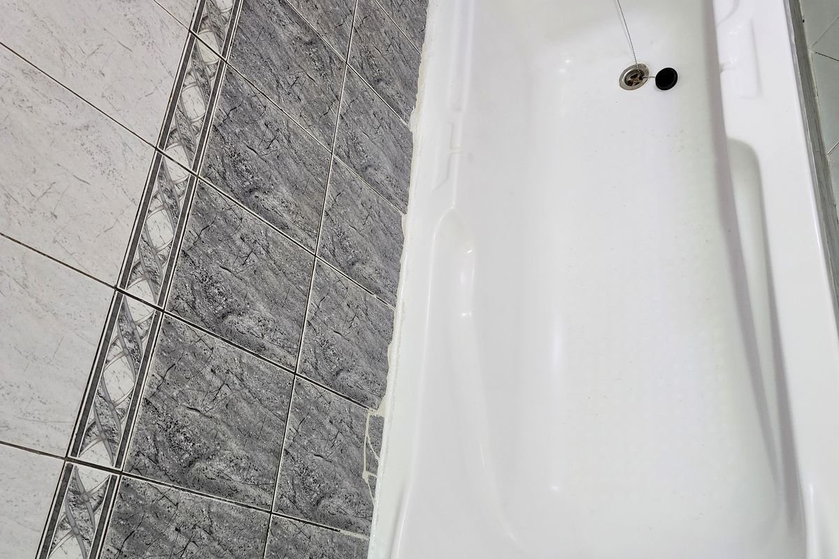 Bathtub white and descaled after bathroom restoration