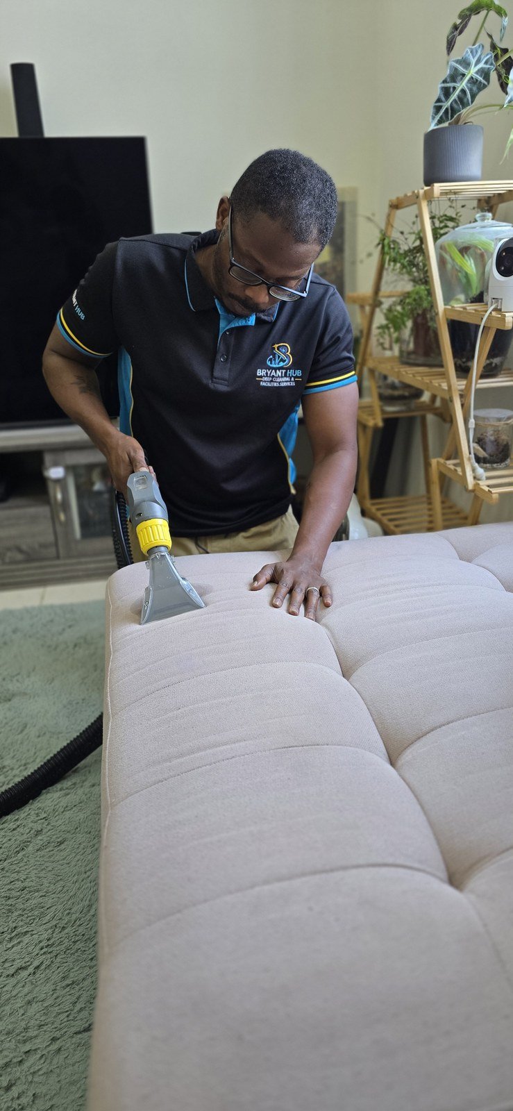 Bryant Hub Cleaning sofa cleaning Al Ain, extraction nozzle on the cushion